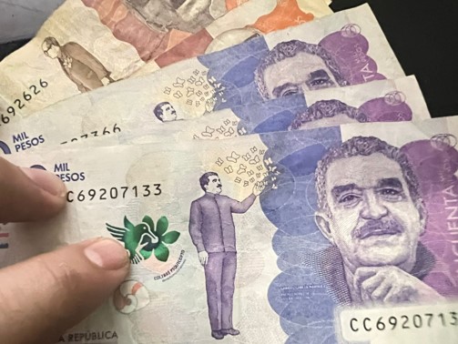 Dinero colombiano.